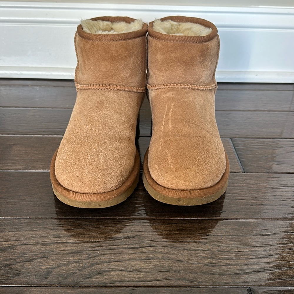 Women’s classic mini UGGs. Chestnut Size: 6. Gently used. $80 OBO